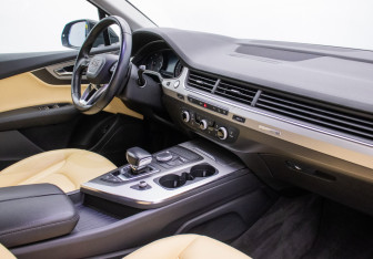 Подержанный автомобиль Audi Q7 2016 года (10 фото)