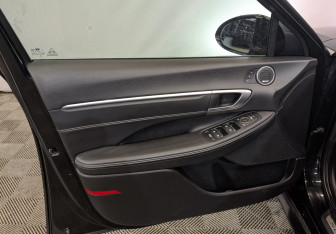Подержанный автомобиль Hyundai Sonata 2022 года (18 фото)
