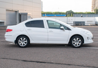 Подержанный автомобиль Peugeot 408 2014 года (4 фото)