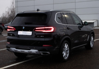Подержанный автомобиль BMW X5 2020 года (5 фото)