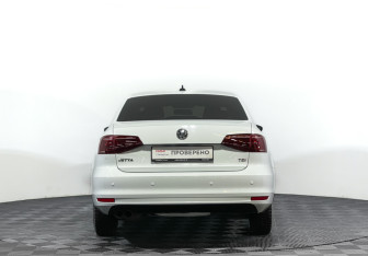 Подержанный автомобиль Volkswagen Jetta Sedan 2018 года (6 фото)