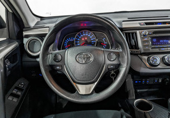Подержанный автомобиль Toyota RAV4 2013 года (22 фото)