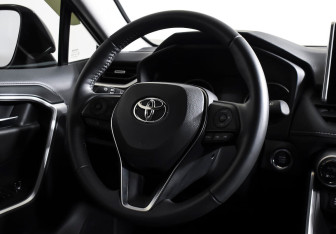 Подержанный автомобиль Toyota RAV4 2021 года (13 фото)