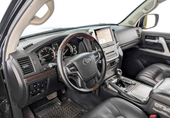 Подержанный автомобиль Toyota Land Cruiser Suv 2017 года (16 фото)