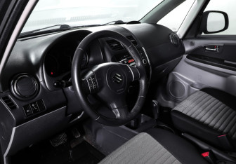 Подержанный автомобиль Suzuki SX4 Hatchback 2011 года (15 фото)