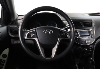 Подержанный автомобиль Hyundai Solaris Hatchback 2015 года (18 фото)