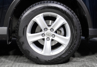 Подержанный автомобиль Toyota RAV4 2018 года (23 фото)