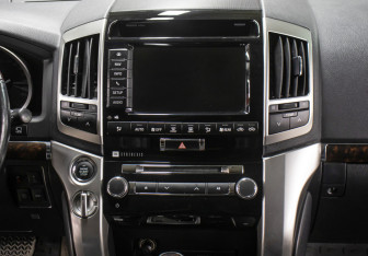 Подержанный автомобиль Toyota Land Cruiser Suv 2014 года (17 фото)