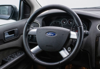 Подержанный автомобиль Ford Focus Sedan 2006 года (15 фото)