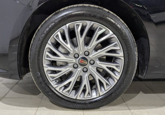 Подержанный автомобиль Hongqi H5 2024 года (12 фото)