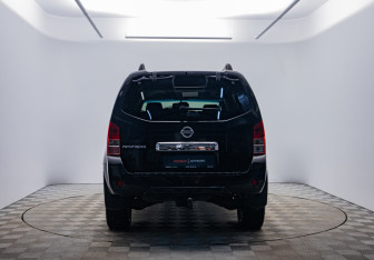 Подержанный автомобиль Nissan Pathfinder 2010 года (6 фото)