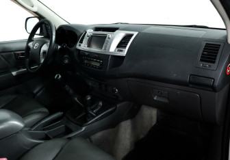 Подержанный автомобиль Toyota Hilux 2012 года (6 фото)