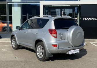 Подержанный автомобиль Toyota RAV4 2008 года (7 фото)