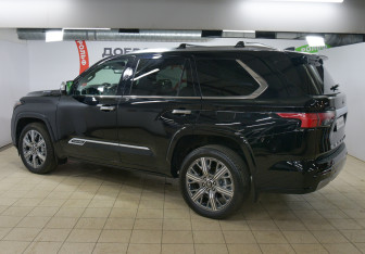 Подержанный автомобиль Toyota Sequoia 2025 года (6 фото)