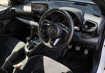 Подержанный автомобиль Toyota Yaris Hatchback 2022 года (7 фото)