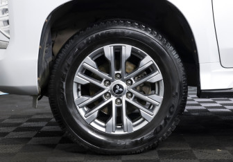 Подержанный автомобиль Mitsubishi Pajero Sport 2020 года (20 фото)