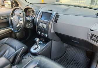 Подержанный автомобиль Nissan X-Trail 2008 года (11 фото)