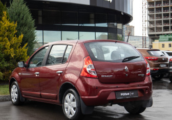 Подержанный автомобиль Renault Sandero 2011 года (5 фото)