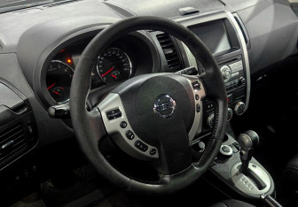 Подержанный автомобиль Nissan X-Trail 2011 года (12 фото)