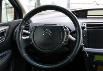 Подержанный автомобиль Citroen C4 Hatchback 2010 года (16 фото)