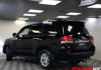Подержанный автомобиль Toyota Land Cruiser Suv 2010 года (24 фото)