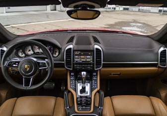 Подержанный автомобиль Porsche Cayenne 2015 года (17 фото)