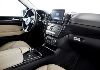 Подержанный автомобиль Mercedes-Benz GLE 2015 года (24 фото)