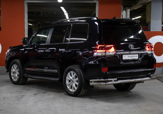 Подержанный автомобиль Toyota Land Cruiser Suv 2016 года (7 фото)