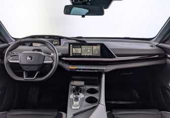 Подержанный автомобиль Changan UNI-V 2023 года (14 фото)