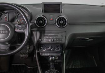 Подержанный автомобиль Audi A1 2011 года (14 фото)
