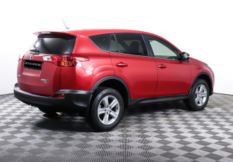 Подержанный автомобиль Toyota RAV4 2013 года (5 фото)