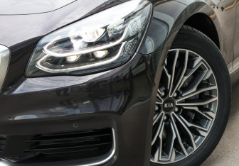 Подержанный автомобиль Kia K900 2019 года (28 фото)