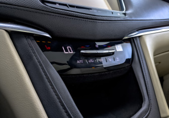 Подержанный автомобиль Cadillac XT5 2016 года (27 фото)