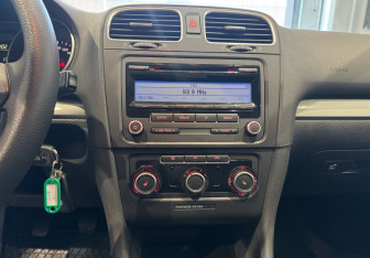 Подержанный автомобиль Volkswagen Golf Hatchback 2010 года (15 фото)