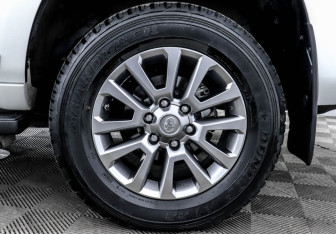 Подержанный автомобиль Toyota Land Cruiser Prado 2021 года (17 фото)
