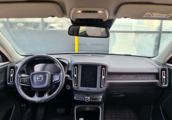 Подержанный автомобиль Volvo XC40 2020 года (9 фото)