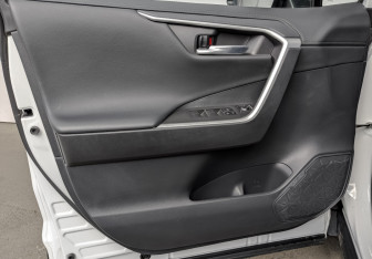 Подержанный автомобиль Toyota RAV4 2024 года (19 фото)