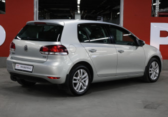 Подержанный автомобиль Volkswagen Golf Hatchback 2012 года (5 фото)