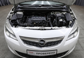 Подержанный автомобиль Opel Astra Hatchback 2011 года (9 фото)