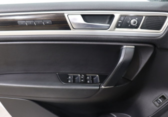 Подержанный автомобиль Volkswagen Touareg 2017 года (10 фото)