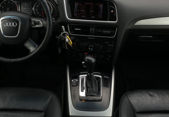 Подержанный автомобиль Audi Q5 2010 года (14 фото)
