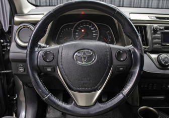 Подержанный автомобиль Toyota RAV4 2013 года (17 фото)