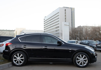 Подержанный автомобиль Infiniti QX50 2015 года (3 фото)