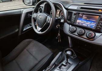 Подержанный автомобиль Toyota RAV4 2016 года (10 фото)