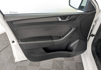 Подержанный автомобиль Skoda Rapid Liftback 2021 года (18 фото)