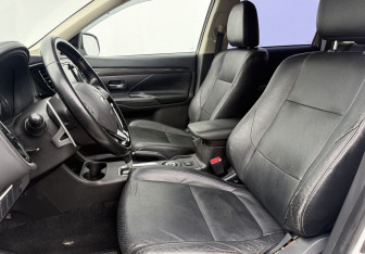Подержанный автомобиль Mitsubishi Outlander 2012 года (10 фото)