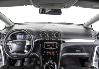 Подержанный автомобиль Ford S-MAX 2013 года (6 фото)