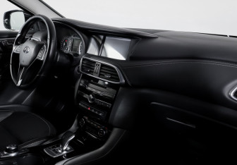 Подержанный автомобиль Infiniti Q30 2017 года (9 фото)