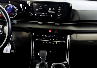 Подержанный автомобиль Kia Carnival 2021 года (15 фото)