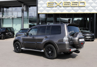 Подержанный автомобиль Mitsubishi Pajero 2011 года (7 фото)